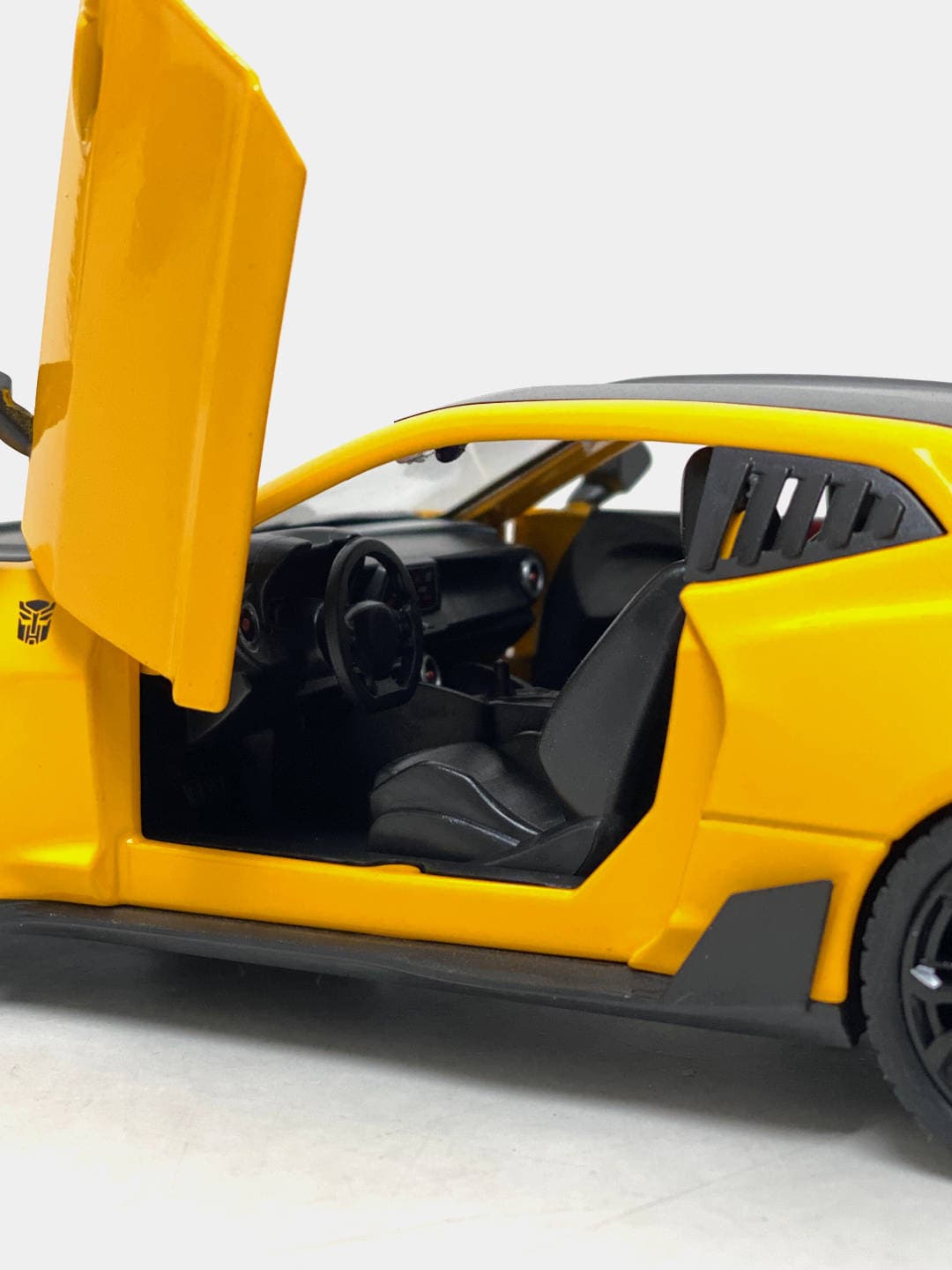 Машинка коллекционная Chevrolet Camaro ZL1 1LE 1:24 желтая металлическая. — фото 3