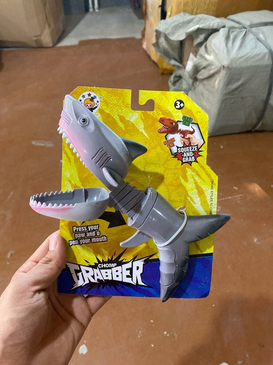 Давленая игрушка акула-хваталка Chomp Grabber механическая с выдвижным механизмом