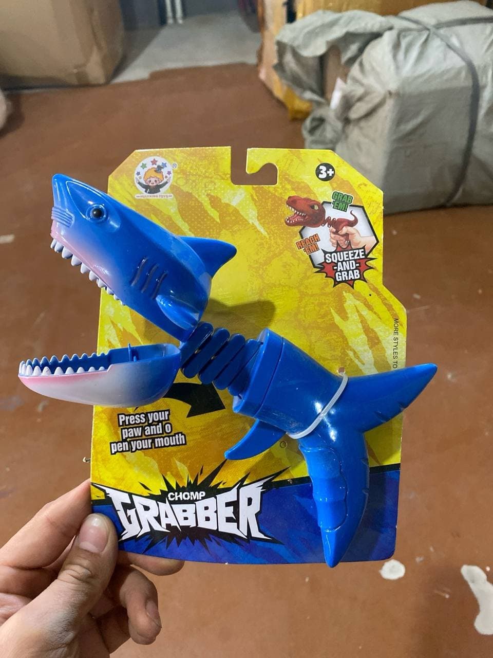 Давленая игрушка акула-хваталка Chomp Grabber механическая с выдвижным механизмом — фото 2
