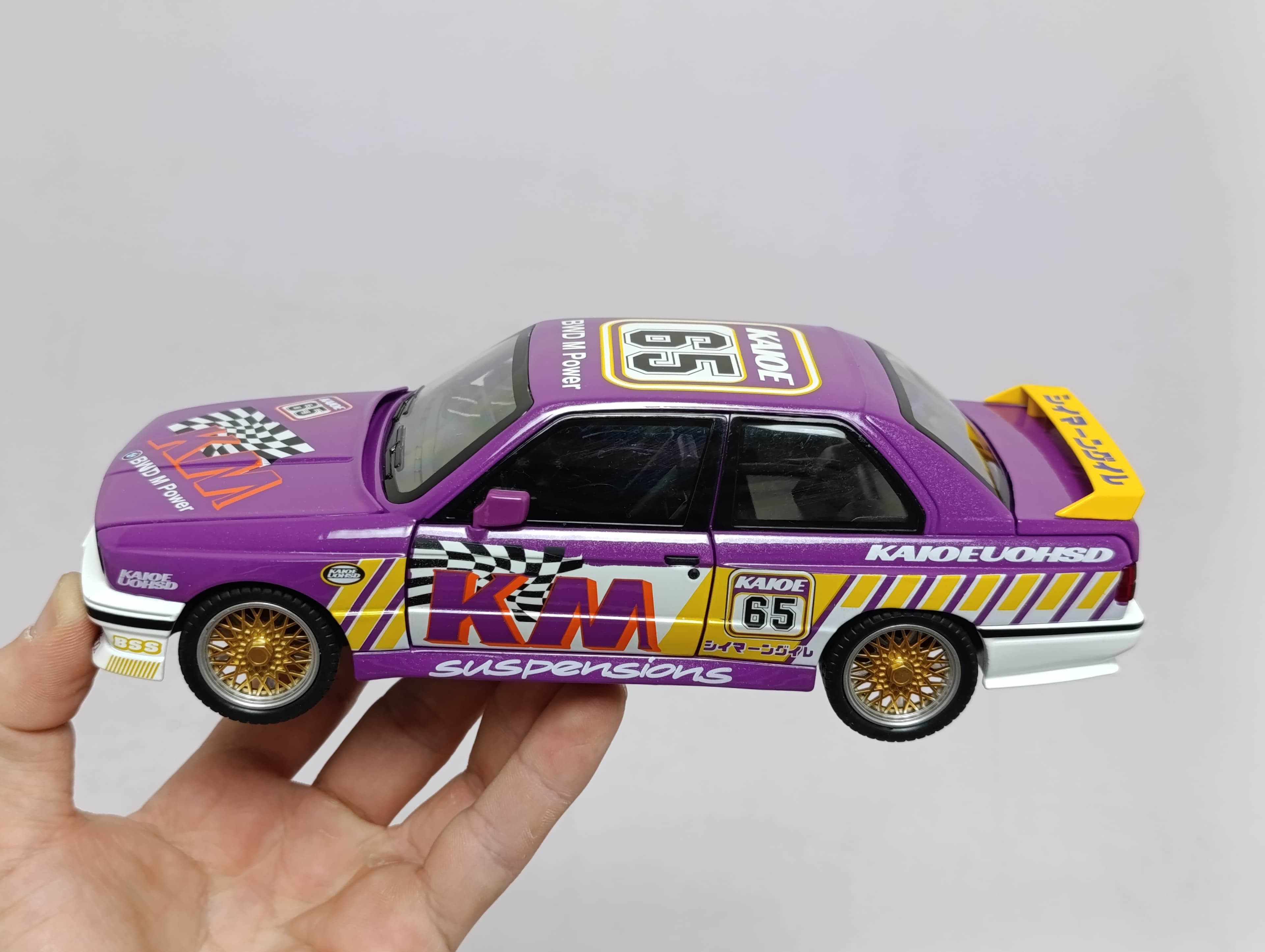 Моделька BMW 1:24 коллекционная инерционная со звуком и светом — фото 3