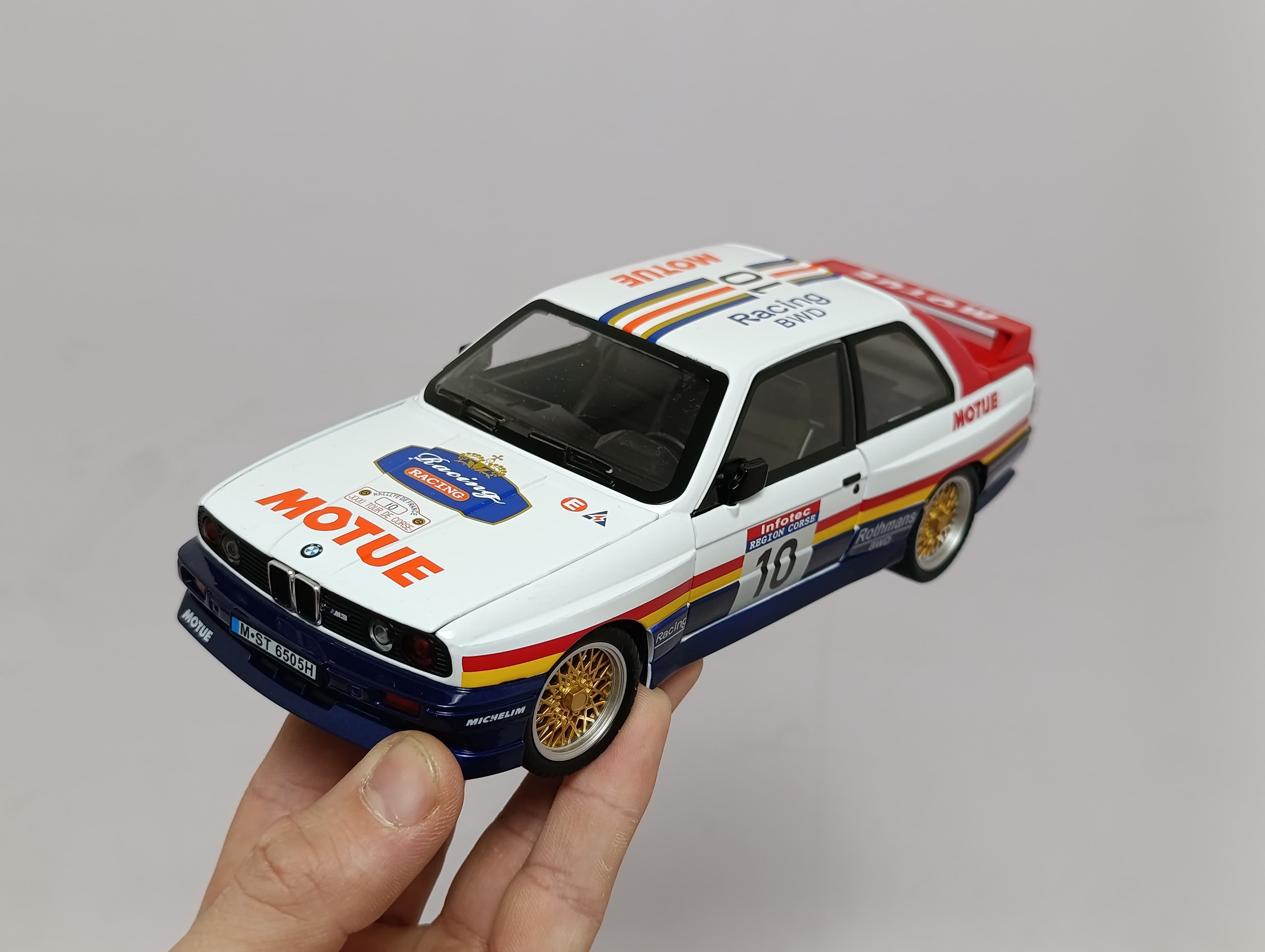 Моделька BMW 1:24 коллекционная инерционная со звуком и светом — фото 5