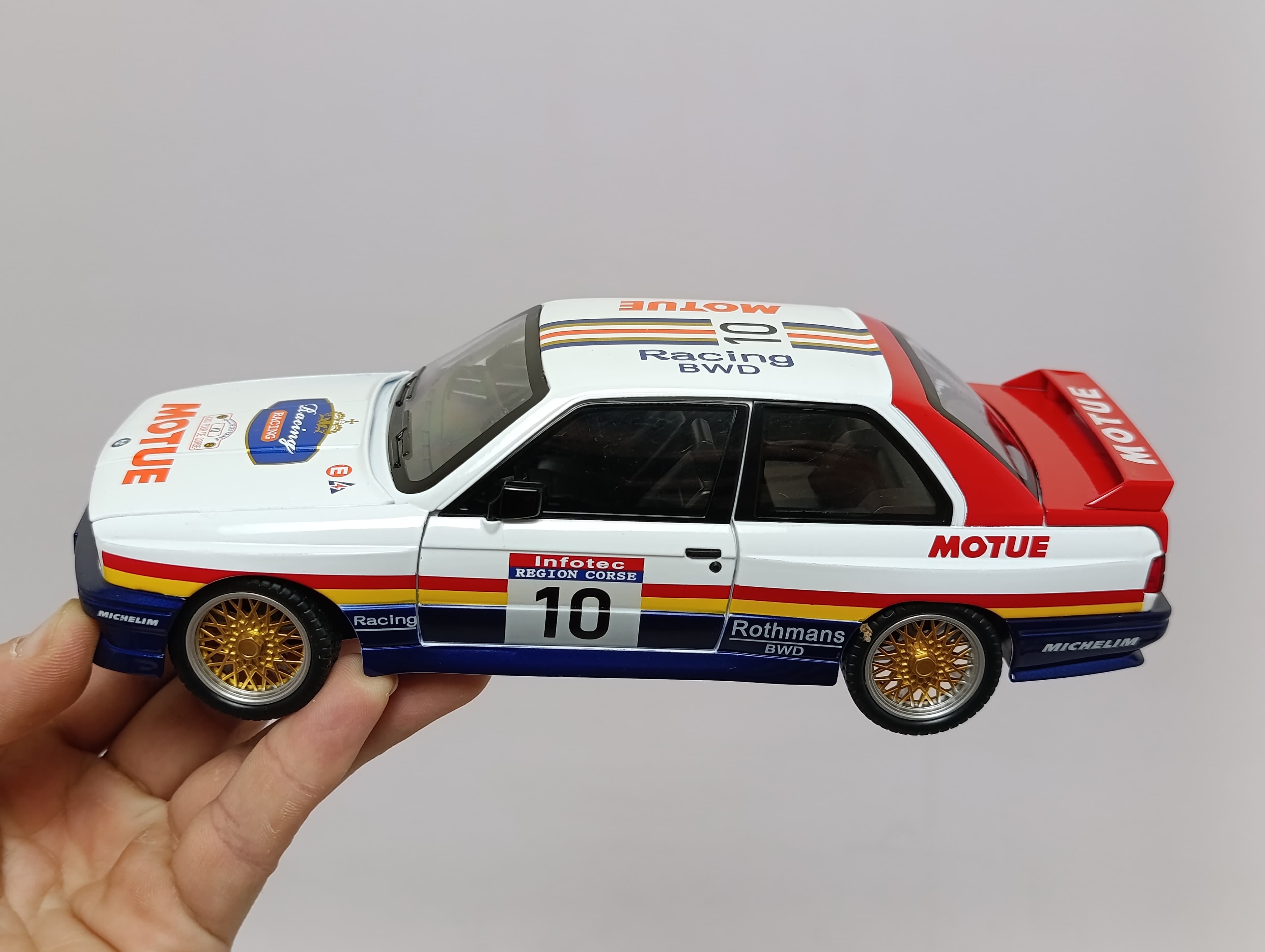 Моделька BMW 1:24 коллекционная инерционная со звуком и светом — фото 6