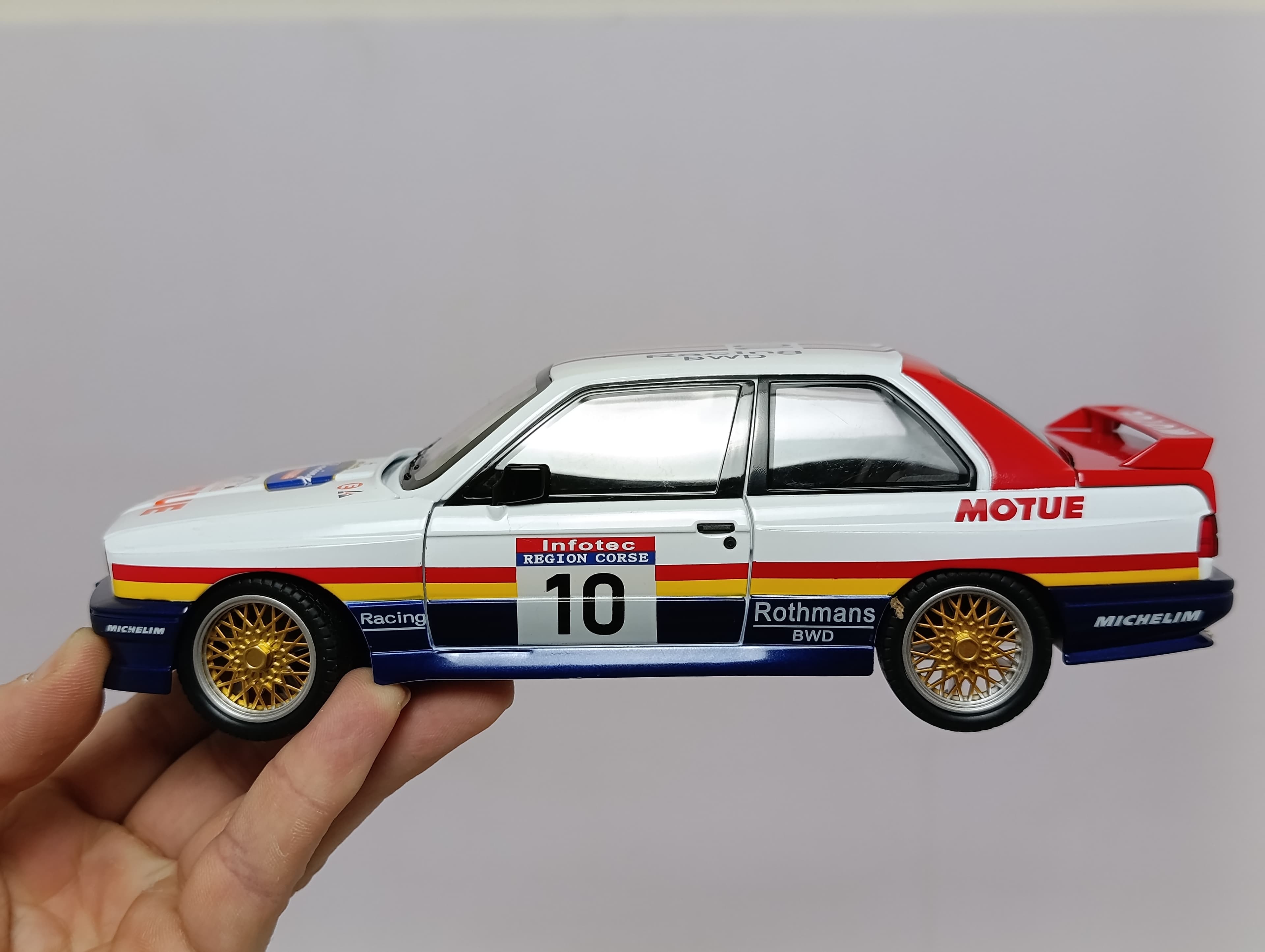 Моделька BMW 1:24 коллекционная инерционная со звуком и светом — фото 7