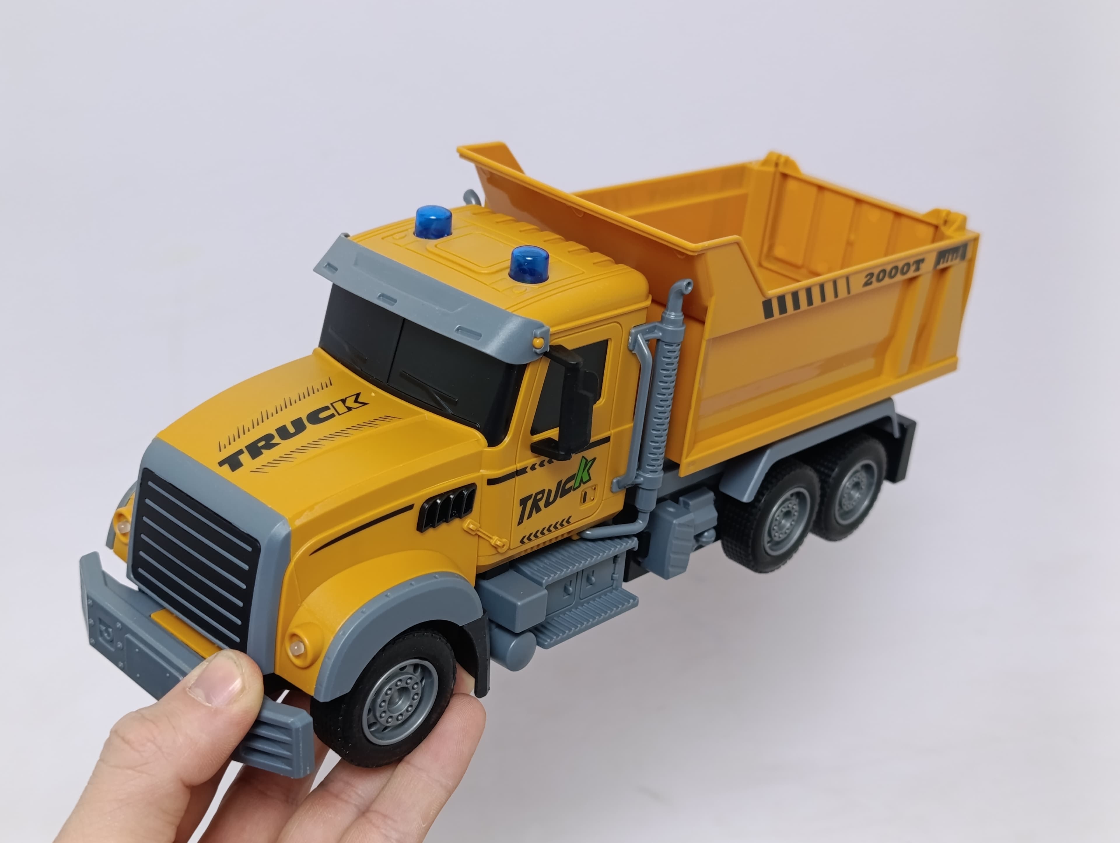 Радиоуправляемый самосвал City Truck 1:16, свет и звук, игрушечный грузовик на аккумуляторе — фото 4
