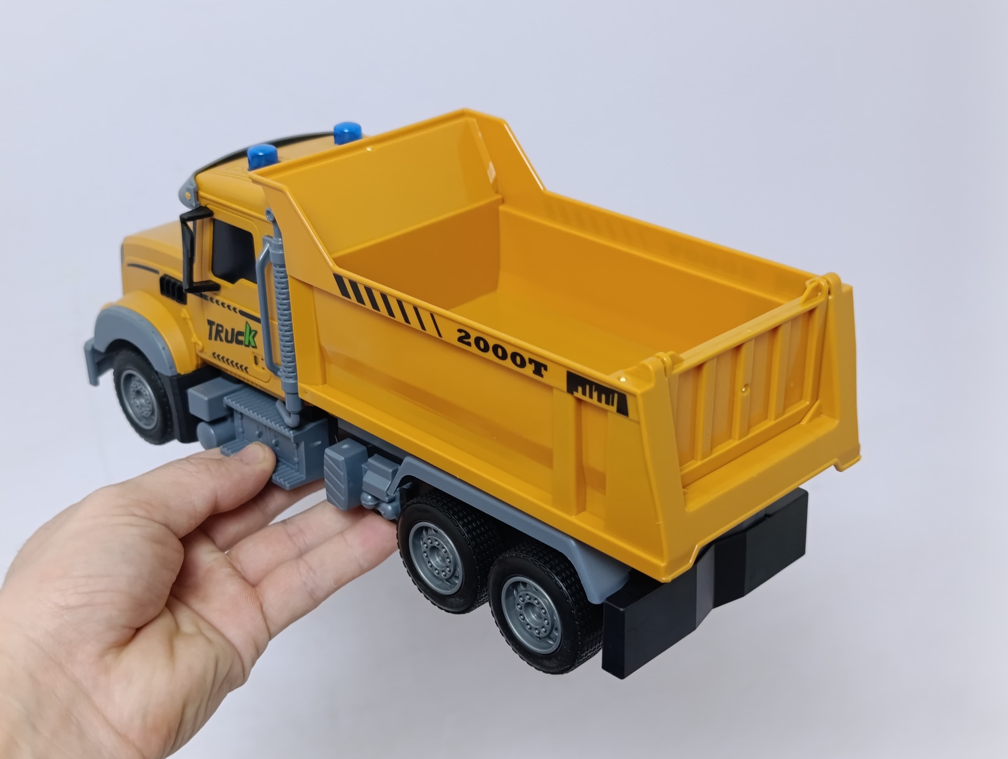 Радиоуправляемый самосвал City Truck 1:16, свет и звук, игрушечный грузовик на аккумуляторе — фото 6