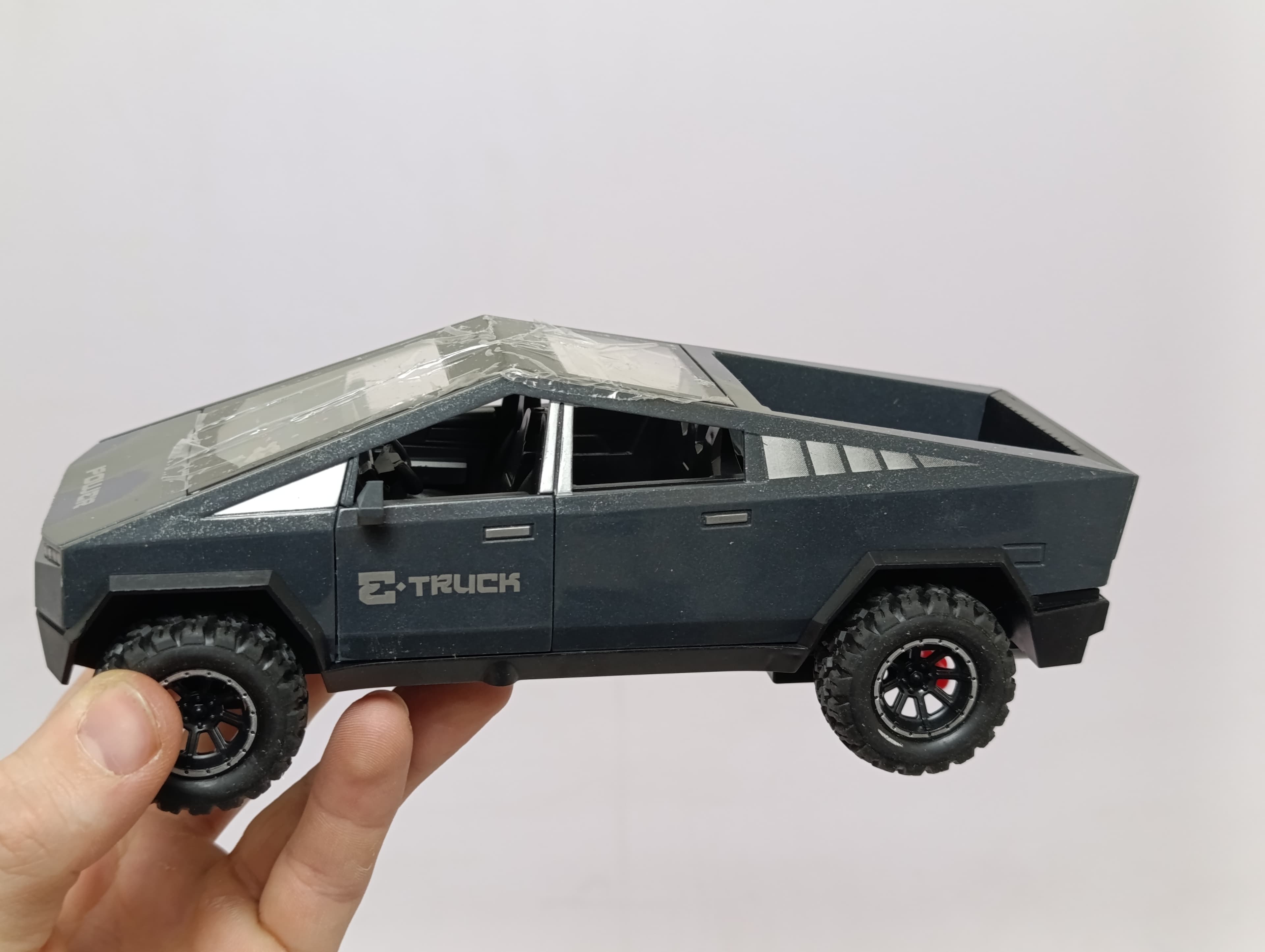 Машина Кибертрак инерционный пикап Tesla Cybertruck с резиновыми колесами — фото 5