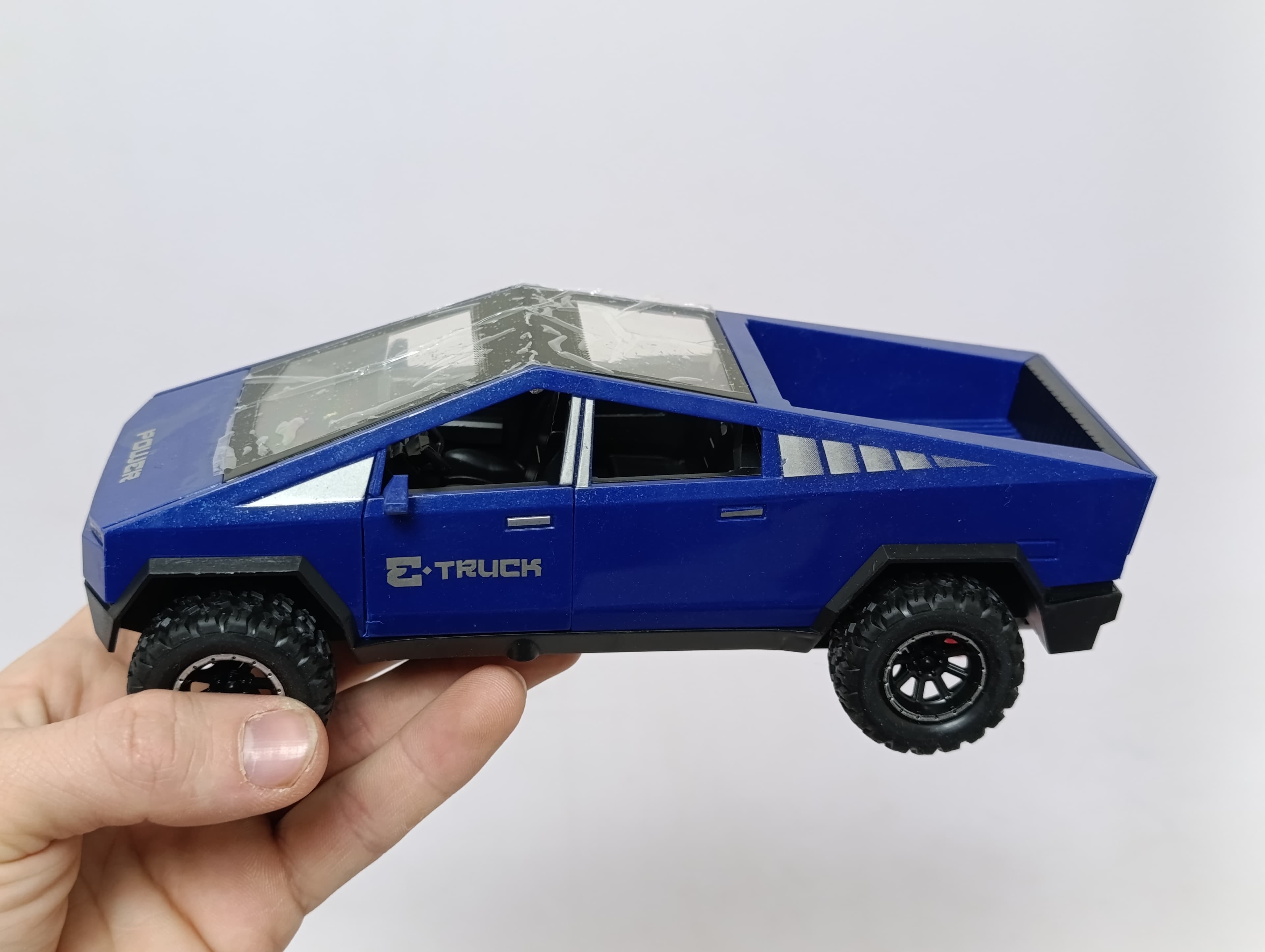 Машина Кибертрак инерционный пикап Tesla Cybertruck с резиновыми колесами — фото 8