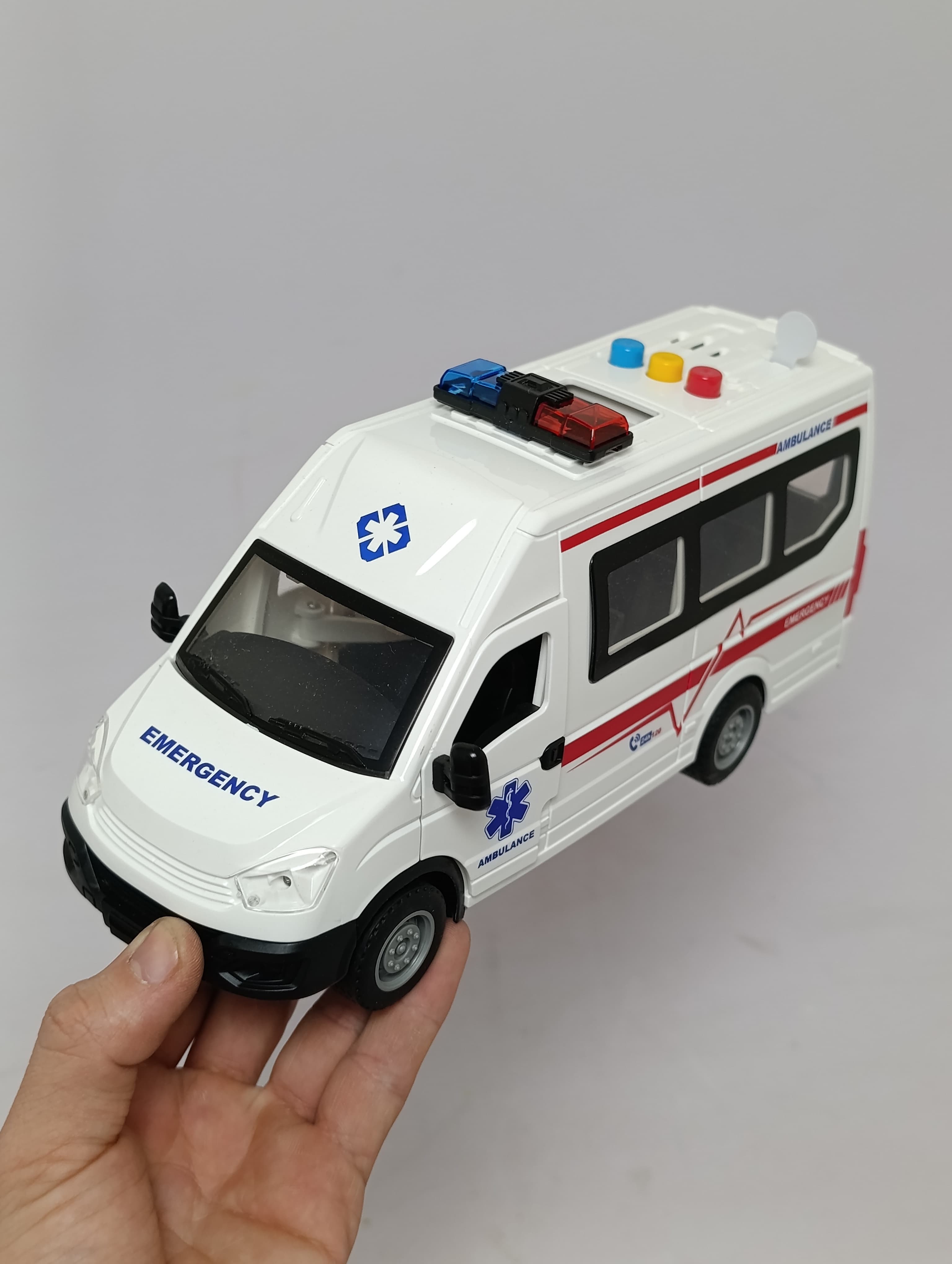 Машинка Скорая помощь 1:16, Инерционная со светом и звуком, Открываются двери — фото 3