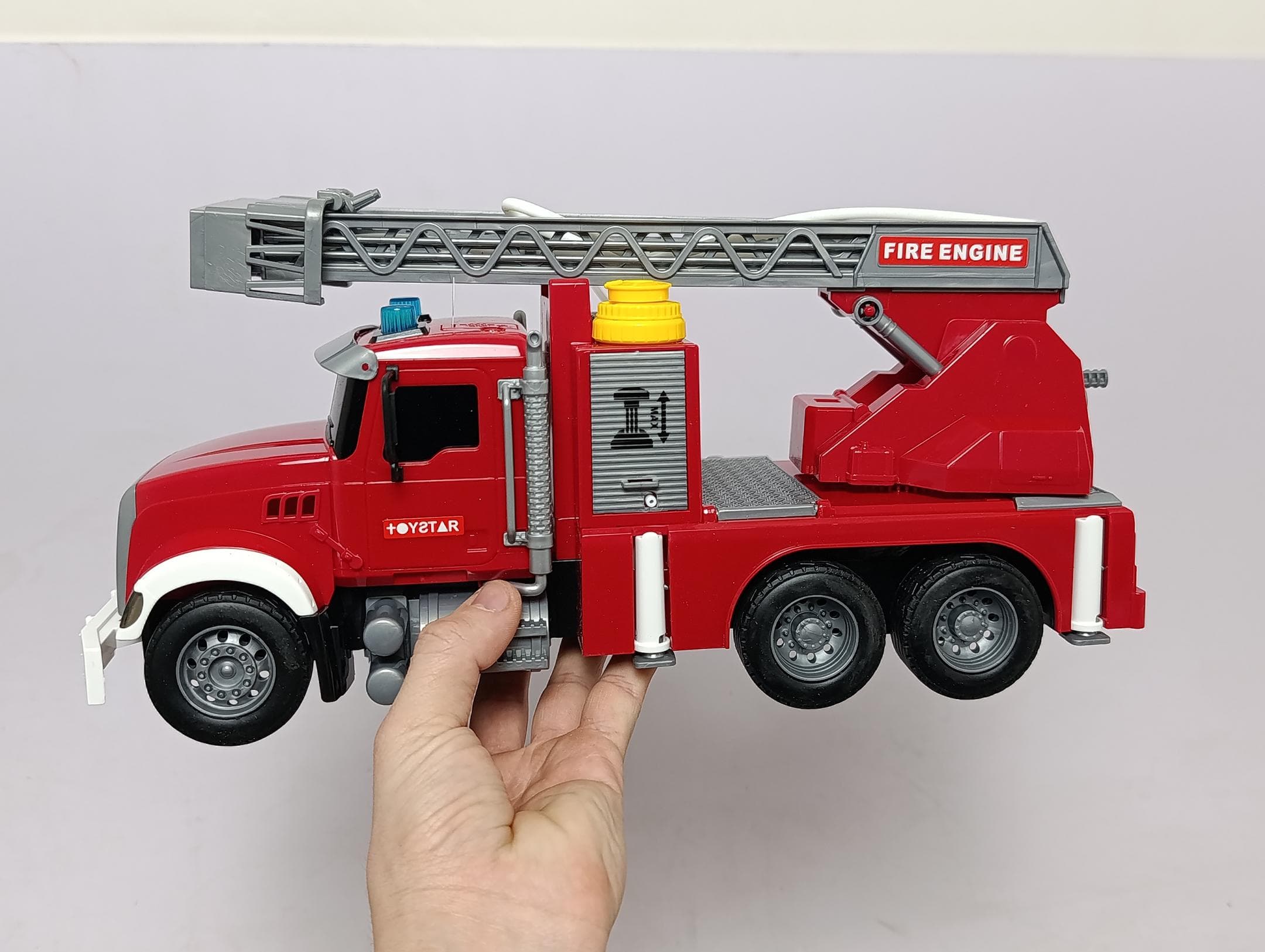 Пожарная машина 1:16 JIN JIA TOYS со светом, звуком и выдвижной лестницей для детей — фото 5