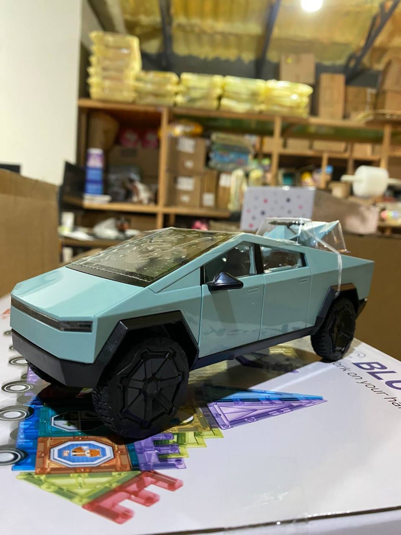 Машинка пикап Tesla Cybertruck, инерционная модель с квадроциклом, подарок для мальчиков и коллекционеров — фото 2