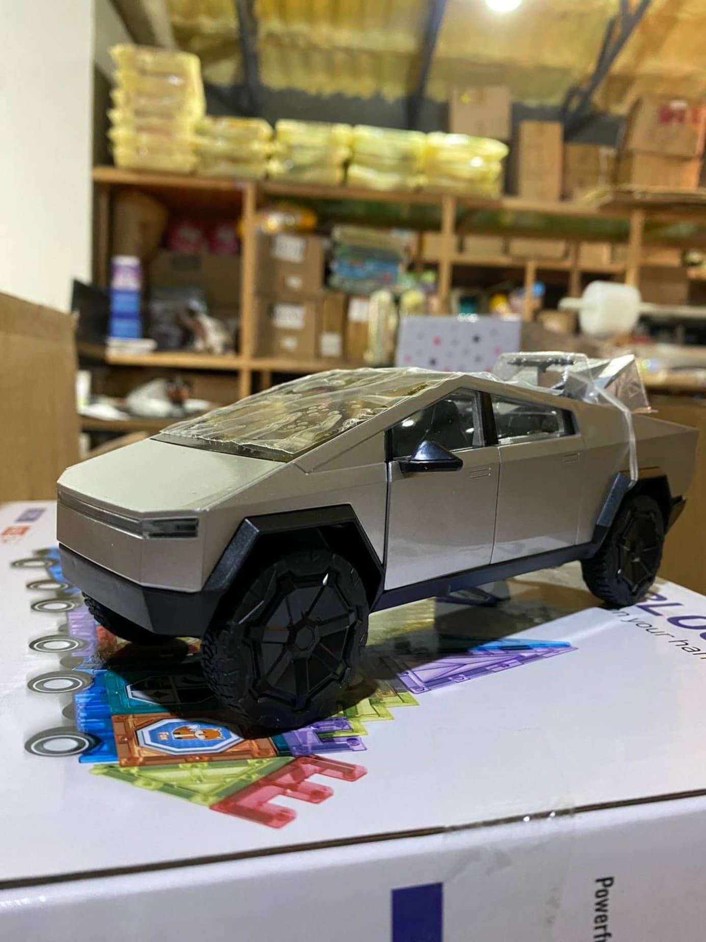 Машинка пикап Tesla Cybertruck, инерционная модель с квадроциклом, подарок для мальчиков и коллекционеров — фото 3