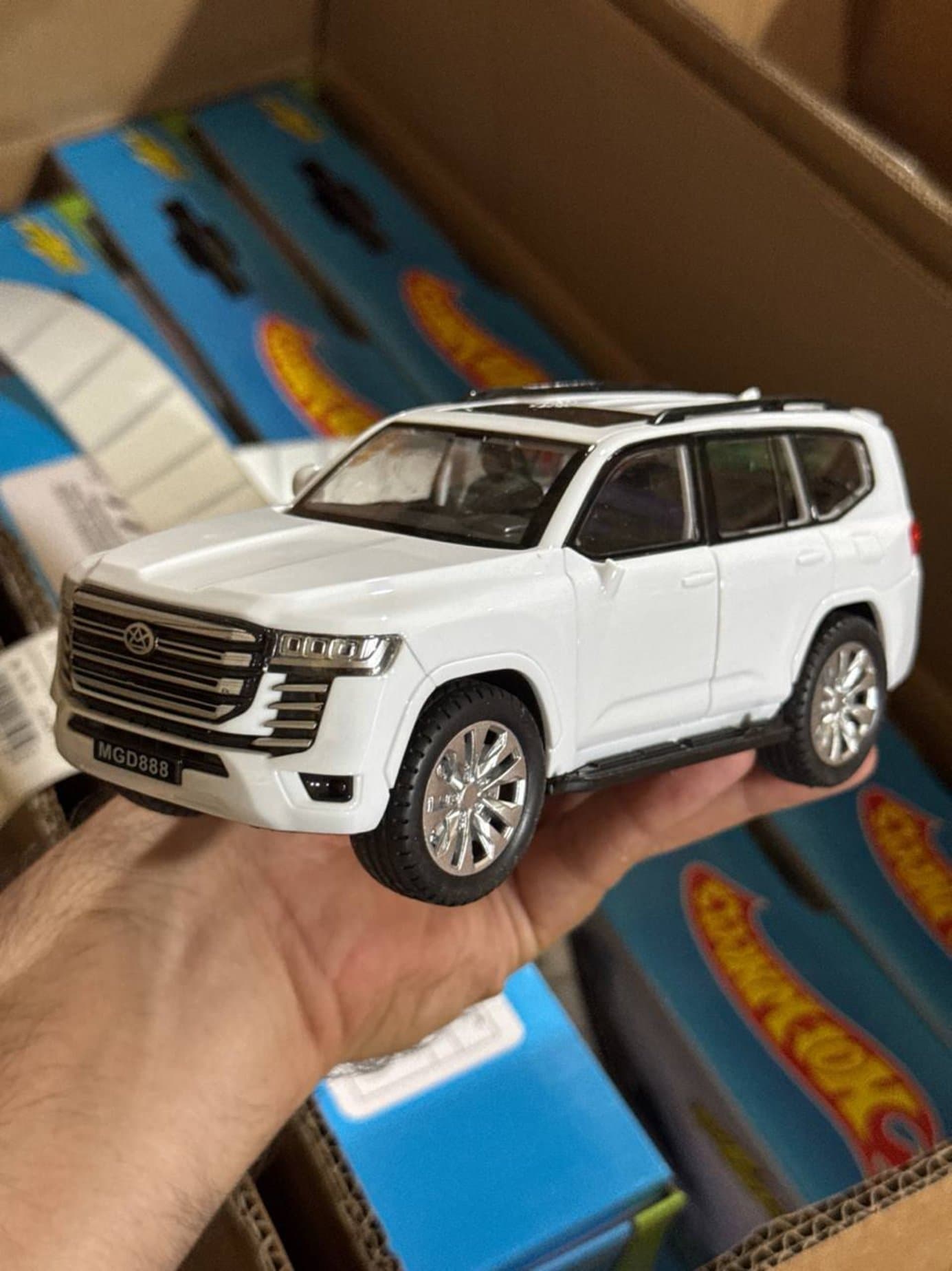 Металлическая модель Toyota Land Cruiser 300, Инерционный внедорожник, Подарок — фото 2