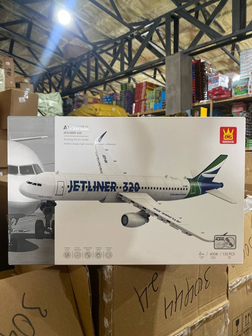 Конструктор Wange Пассажирский самолет A320 на подставке, 133 детали