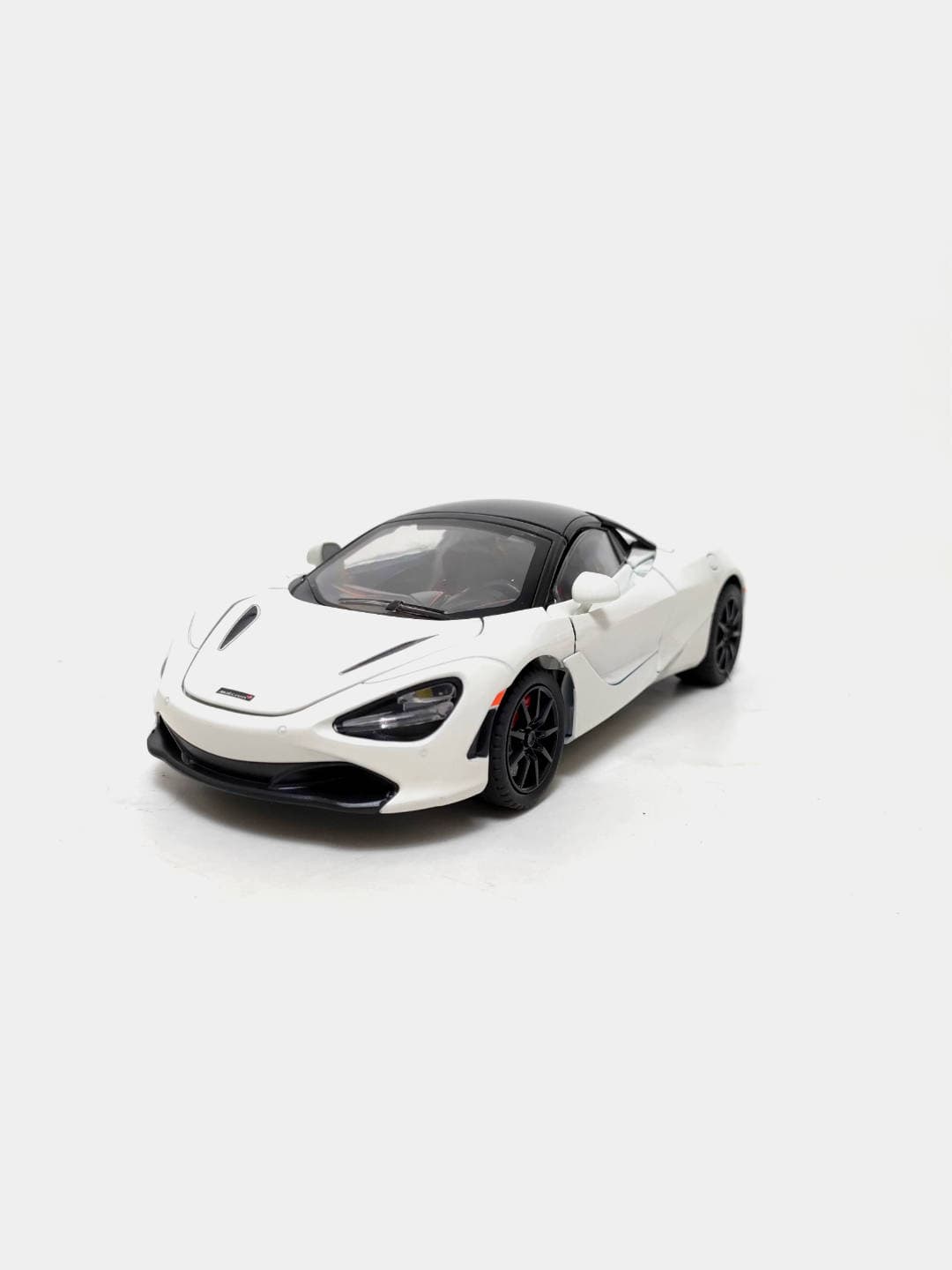 Металлическая модель автомобиля McLaren 720S Spider 1:24 коллекционная белая