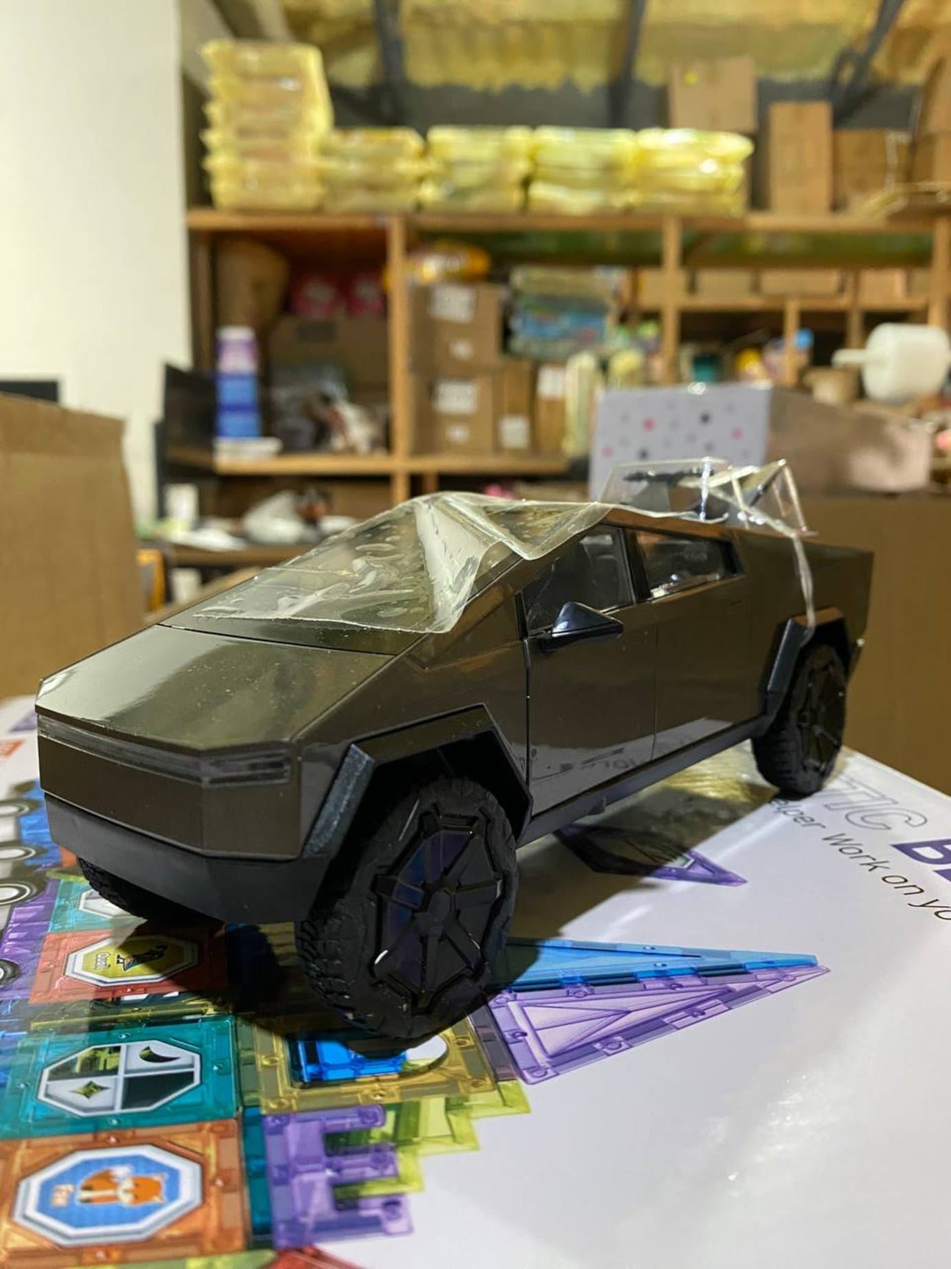 Машинка пикап Tesla Cybertruck, инерционная модель с квадроциклом, подарок для мальчиков и коллекционеров